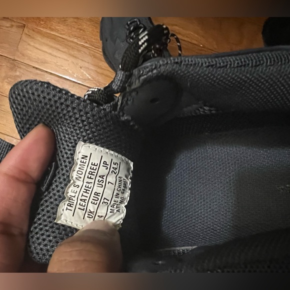 Balenciaga triple s sneakers…I couldn’t find this color on the website - Picture 5 of 6